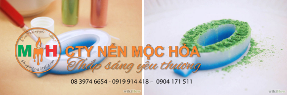 Quẹt hồ rồi đổ kim tuyến với màu sắc bạn yêu thích lên tấm giấy đã lót sẵn trên mặt bàn từ trước Quẹt hồ rồi đổ kim tuyến với màu sắc bạn yêu thích lên tấm giấy đã lót sẵn trên mặt bàn từ trước