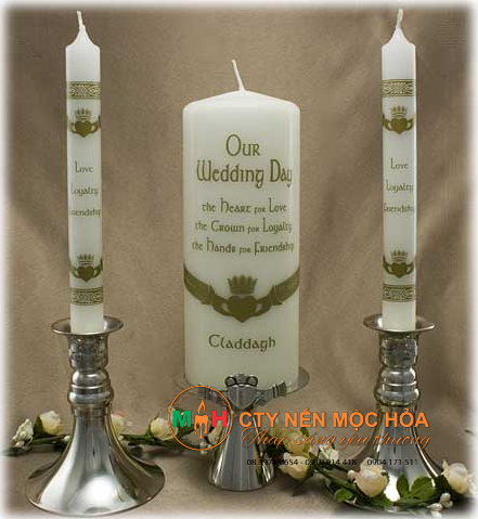 Hai ngọn nến bên ngoài được thắp sáng đại diện cho cuộc sống cá nhân trước đây của cô dâu và chú rể. Họ là hai ngọn lửa riêng biệt và có cuộc sống hoàn toàn độc lập lẫn nhau Hai ngọn nến bên ngoài được thắp sáng đại diện cho cuộc sống cá nhân trước đây của cô dâu và chú rể. Họ là hai ngọn lửa riêng biệt và có cuộc sống hoàn toàn độc lập lẫn nhau