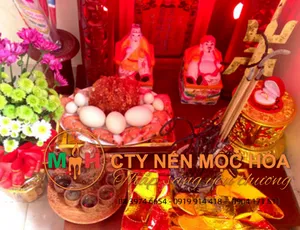 Bán nến cốc thờ cúng trên bàn Ông Địa và Thần Tài