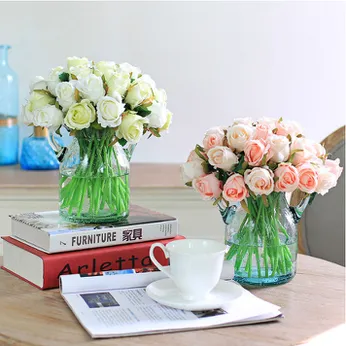Mô phỏng bó 12 hoa hồng lụa cầm tay