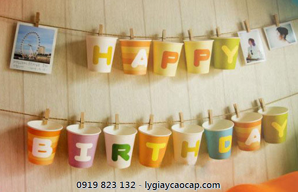 Cốc giấy vừa xinh xắn vừa tiện dụng nên rất được ưa chuộng trong các buổi tiệc sinh nhật Cốc giấy vừa xinh xắn vừa tiện dụng nên rất được ưa chuộng trong các buổi tiệc sinh nhật