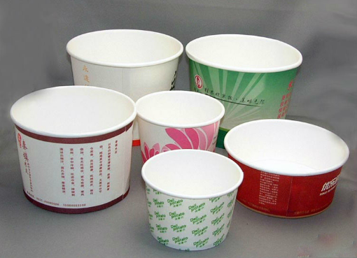 Những chiếc ly giấy đựng cupcake được in tên thương hiệu Những chiếc ly giấy đựng cupcake được in tên thương hiệu