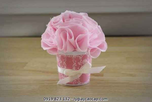 Lọ hoa đáng yêu hô biến từ cốc giấy dùng một lần Lọ hoa đáng yêu hô biến từ cốc giấy dùng một lần