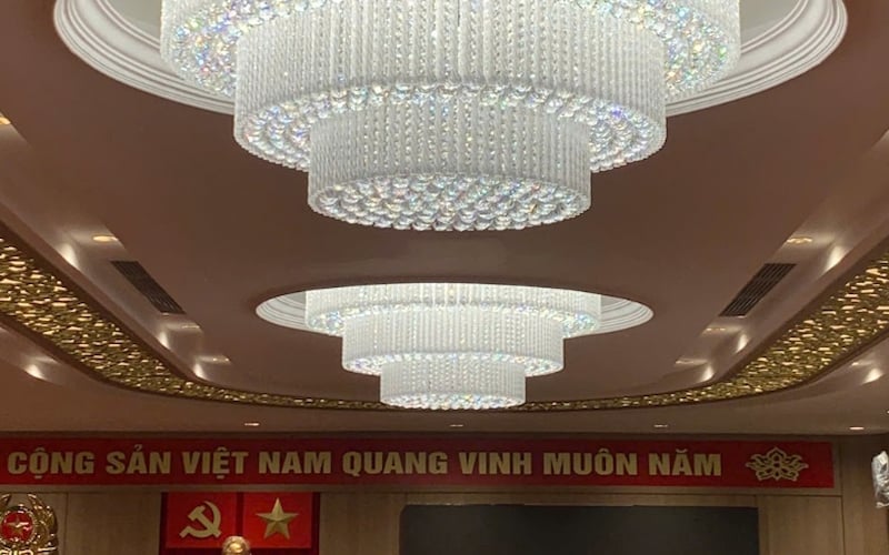 Thi Công Đèn Chùm Pha Lê Hà Nội Trang Trí Hội Trường Lớn