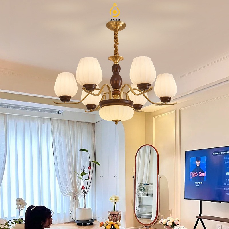 Đèn chùm đồng gỗ óc chó chao thủy tinh trung cổ