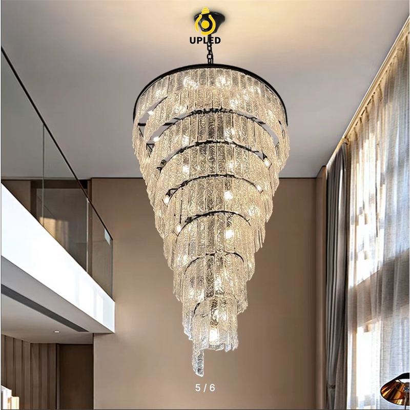 Đèn chùm dáng dài khung đen phối kính mờ và pha lê cho cầu thang