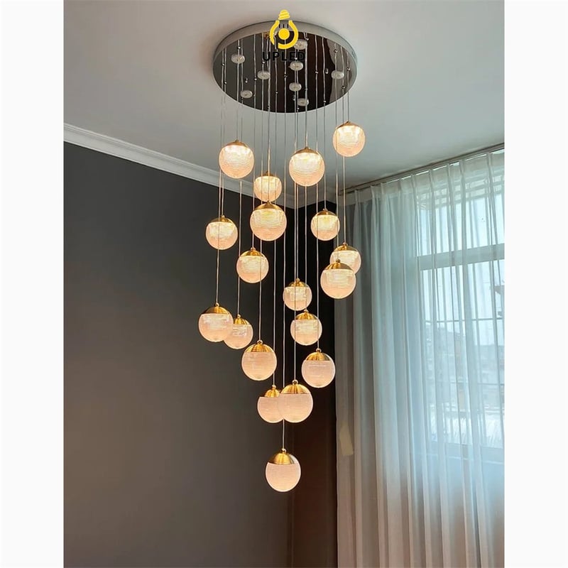 Đèn chùm thả vàng cỡ lớn cho cầu thang thông tầng