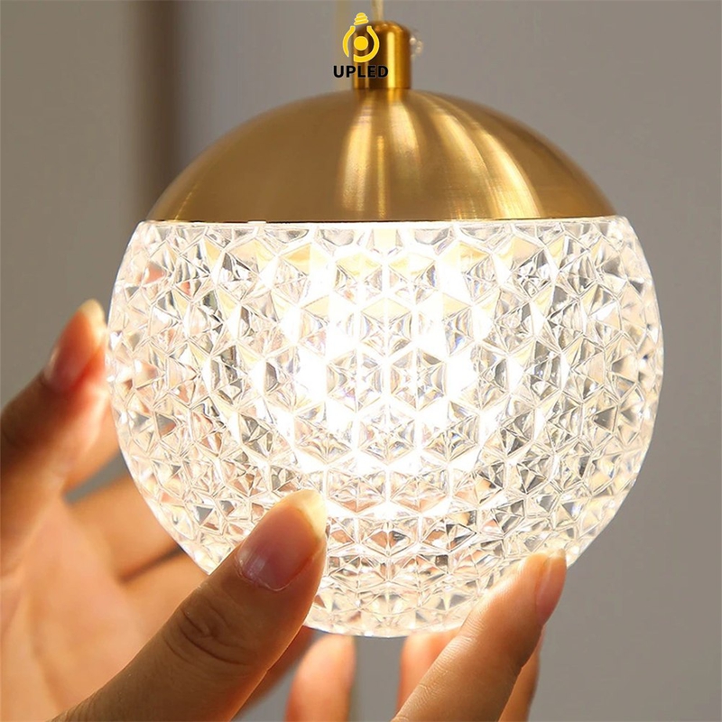 Đèn chùm thả vàng cỡ lớn cho cầu thang thông tầng