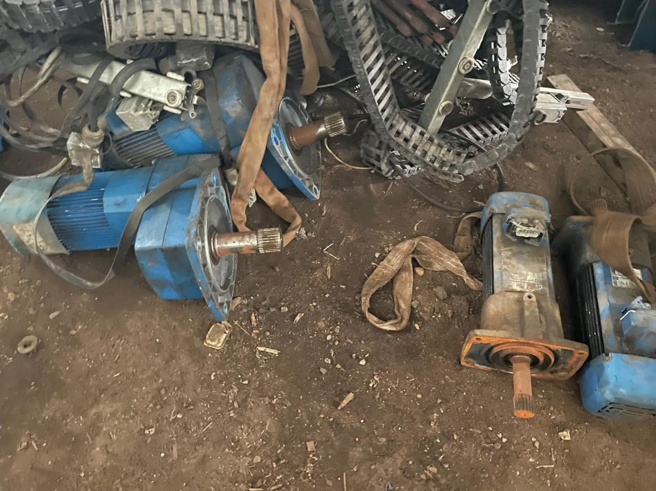 Tránh để dây cẩu hàng dưới đất sẽ ảnh hưởng đến độ căng của dây khi cẩu hàng Tránh để dây cẩu hàng dưới đất sẽ ảnh hưởng đến độ căng của dây khi cẩu hàng