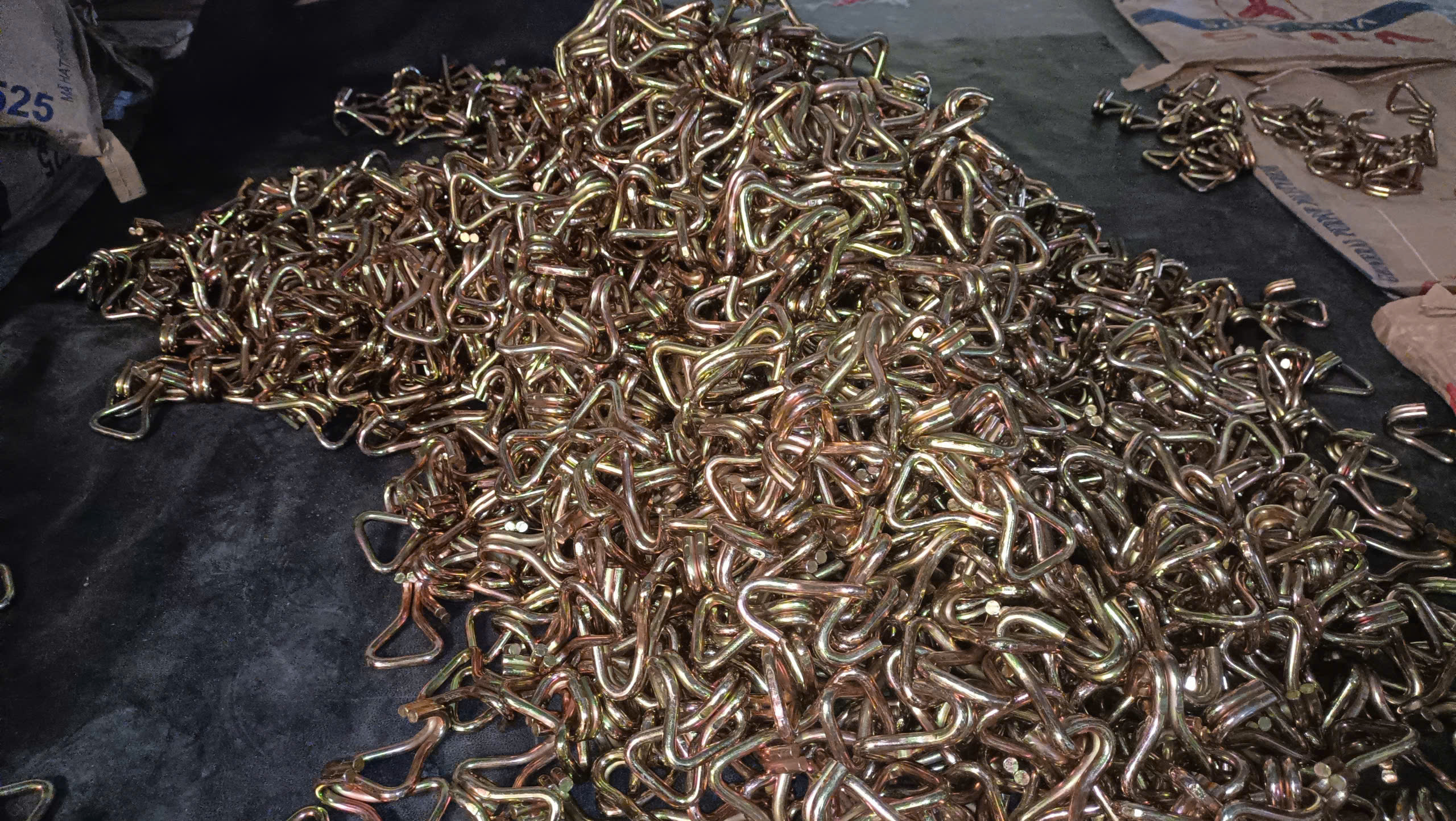 Xưởng sản xuất móc J lớn nhất Việt Nam Xưởng sản xuất móc J lớn nhất Việt Nam