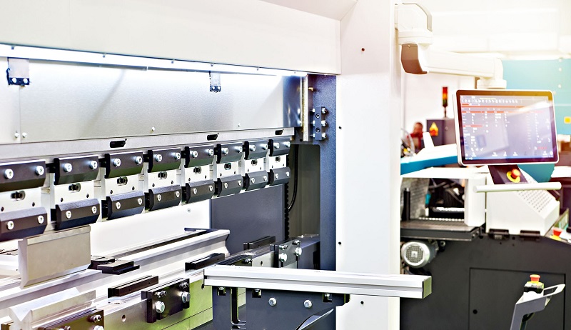 Hệ thống máy chấn CNC hiện đại tại xưởng.