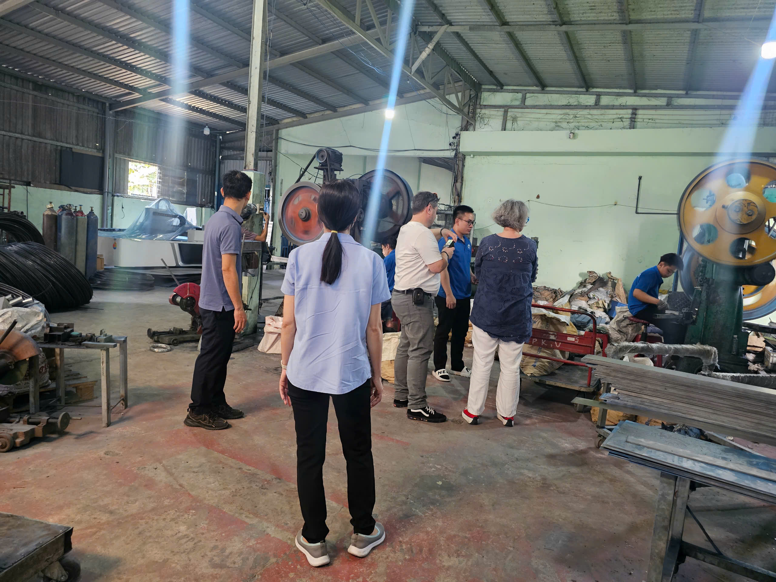 Khách hàng nước ngoài tham quan tại xưởng An Thành Khách hàng nước ngoài tham quan tại xưởng An Thành