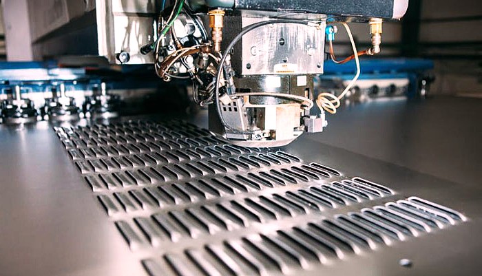 Máy dập CNC hiện đại đảm bảo sản phẩm chất lượng cao. Máy dập CNC hiện đại đảm bảo sản phẩm chất lượng cao.