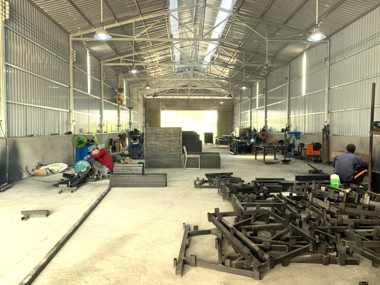 Sản xuất bàn tại An Thành Tech – Chất lượng trong từng chi tiết. Sản xuất bàn tại An Thành Tech – Chất lượng trong từng chi tiết.