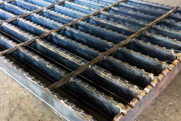 Gia Công Sản Xuất Tấm Sàn Grating