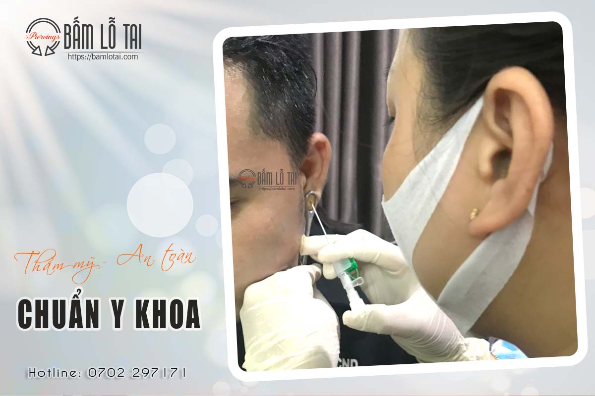 xỏ khuyên tai nam