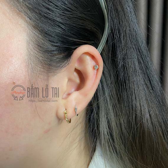 Xỏ khuyên sụn tai