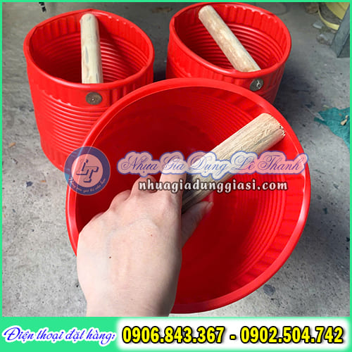 Gàu nhựa múc nước tay cầm cán gỗ Gàu nhựa múc nước tay cầm cán gỗ