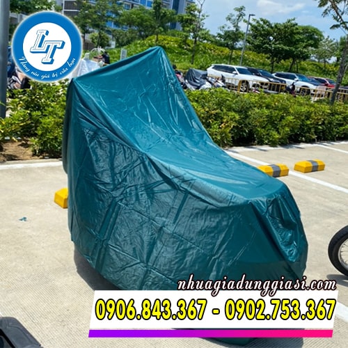 Áo trùm xe máy tránh trầy xước va chạm tại bãi giữ xe