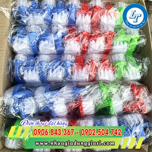Bàn chải chà sàn có tay cầm đủ màu giá rẻ Bàn chải chà sàn có tay cầm đủ màu giá rẻ