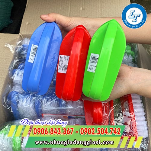 Bàn chải chà sàn có tay cầm kiểu dáng nhỏ gọn dễ sử dụng
