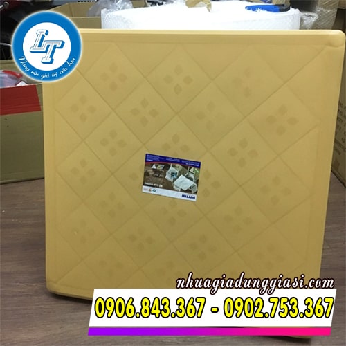 Bàn nhựa chân inox dày dặn chịu va chạm tốt
