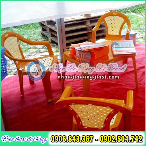 Bàn nhựa chữ nhật được sử dụng cả trong nhà lẫn ngoài trời