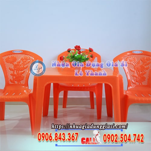 Bàn nhựa chữ nhật thiết kế gọn gàng tính thẩm mỹ cao