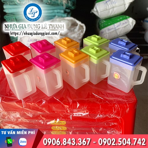Ca đựng nước vuông nắp đậy nhiều màu Ca đựng nước vuông nắp đậy nhiều màu
