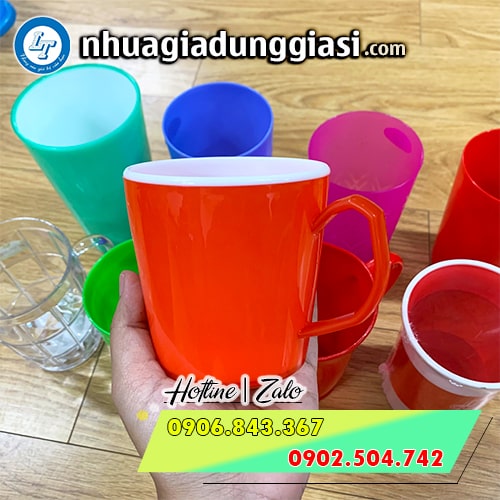 Ca ly nhựa uống nước có quai Ca ly nhựa uống nước có quai
