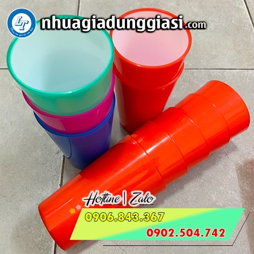 Ca ly nhựa uống nước không quai 2 màu