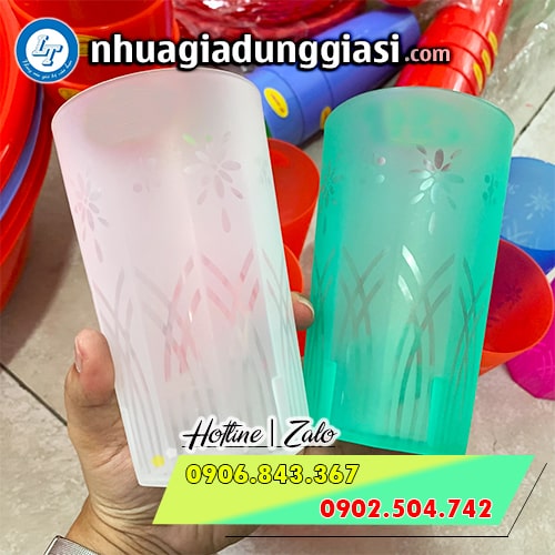 Ca ly nhựa uống nước không quai in hình Ca ly nhựa uống nước không quai in hình