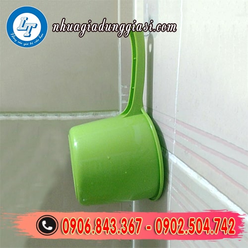 Ca múc nước có lỗ treo nhỏ tiện lợi