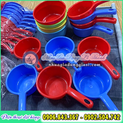 Ca múc nước đa dạng kiểu dáng kích thước Ca múc nước đa dạng kiểu dáng kích thước