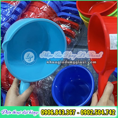 Ca múc nước dày dặn độ bền vượt trội Ca múc nước dày dặn độ bền vượt trội