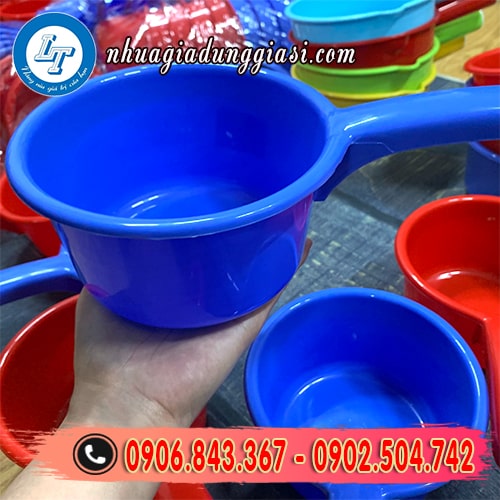Ca múc nước nhựa màu sắc bóng đẹp Ca múc nước nhựa màu sắc bóng đẹp