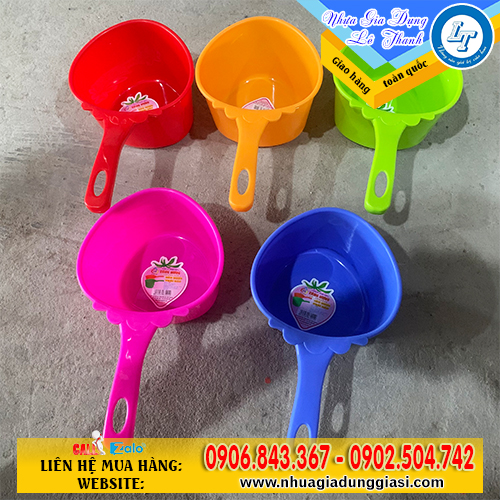 Ca múc nước trái dâu Ca múc nước trái dâu