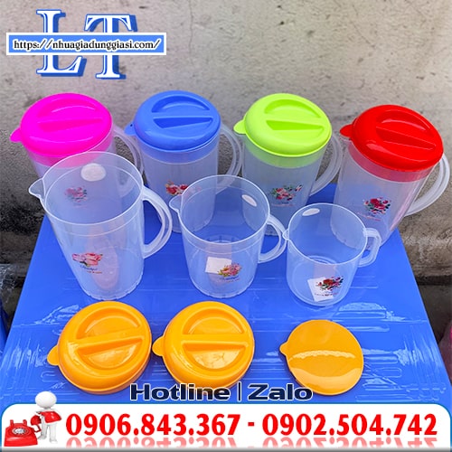 Ca nhựa đựng nước giá rẻ đủ màu Ca nhựa đựng nước giá rẻ đủ màu