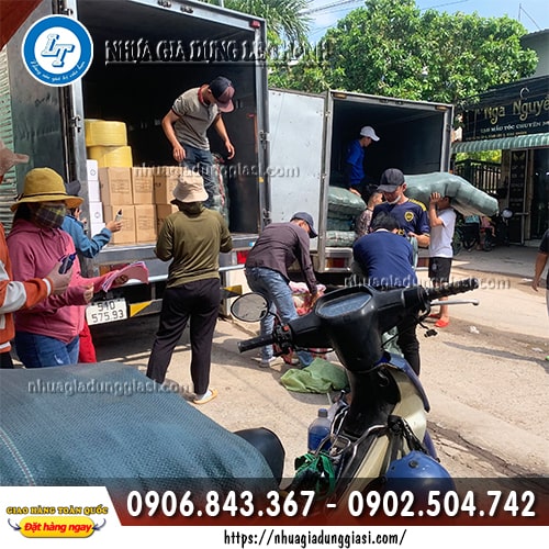 Ca nhựa vuông đựng nước giao tận nơi Ca nhựa vuông đựng nước giao tận nơi