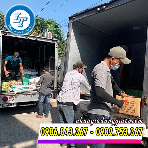 Đội ngũ nhân viên giao hàng chuyên nghiệp nhiệt tình Đội ngũ nhân viên giao hàng chuyên nghiệp nhiệt tình