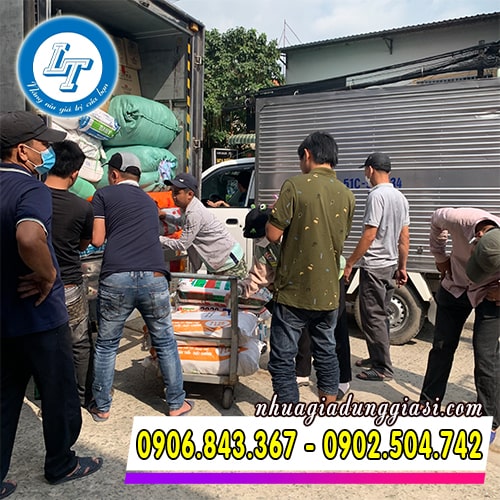 Đội ngũ nhân viên giao nhận nhiệt tình Đội ngũ nhân viên giao nhận nhiệt tình