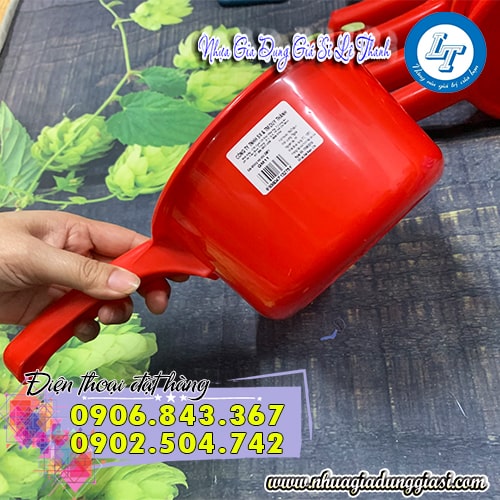 Gáo múc nước tay cầm nhỏ gọn tiện lợi