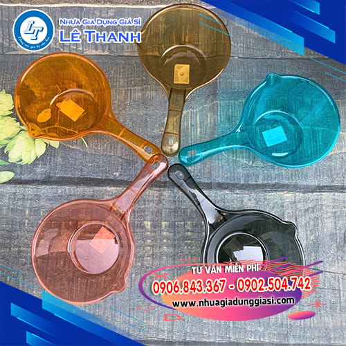 Gáo múc nước trong suốt tiện dụng Gáo múc nước trong suốt tiện dụng