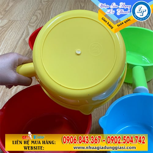 Gáo nhựa múc nước đáy phẳng ổn định Gáo nhựa múc nước đáy phẳng ổn định