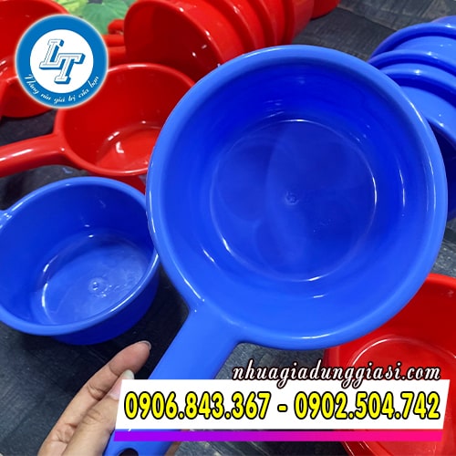 Gáo nhựa múc nước lòng sâu