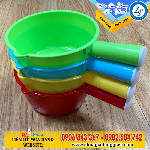 Gáo nhựa múc nước màu sắc tươi sáng Gáo nhựa múc nước màu sắc tươi sáng