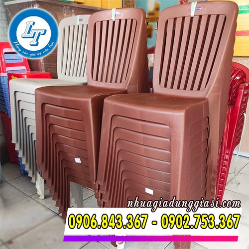Ghế dựa sọc đủ màu