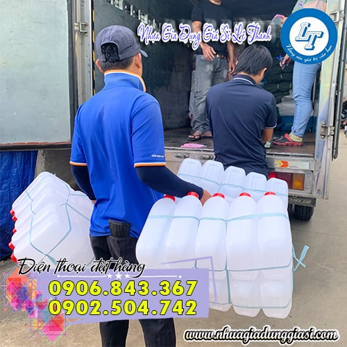 Giao hàng can nhựa