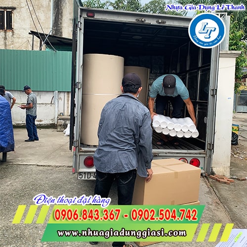 Giao hàng hũ nhựa tròn