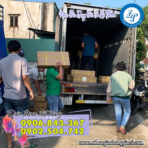 Giao rổ nhựa cho khách tại HCM